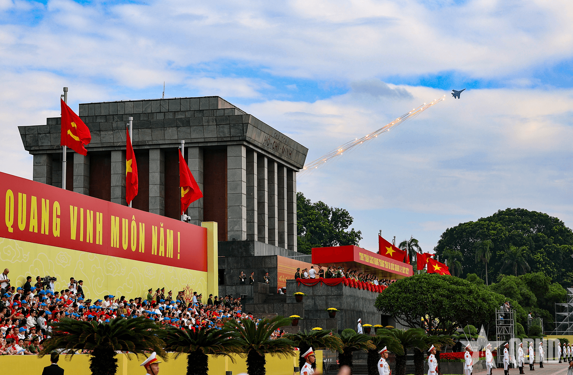Tiêm kích Su-30 MKII nghiêng cánh kính chào Bác Hồ vĩ đại