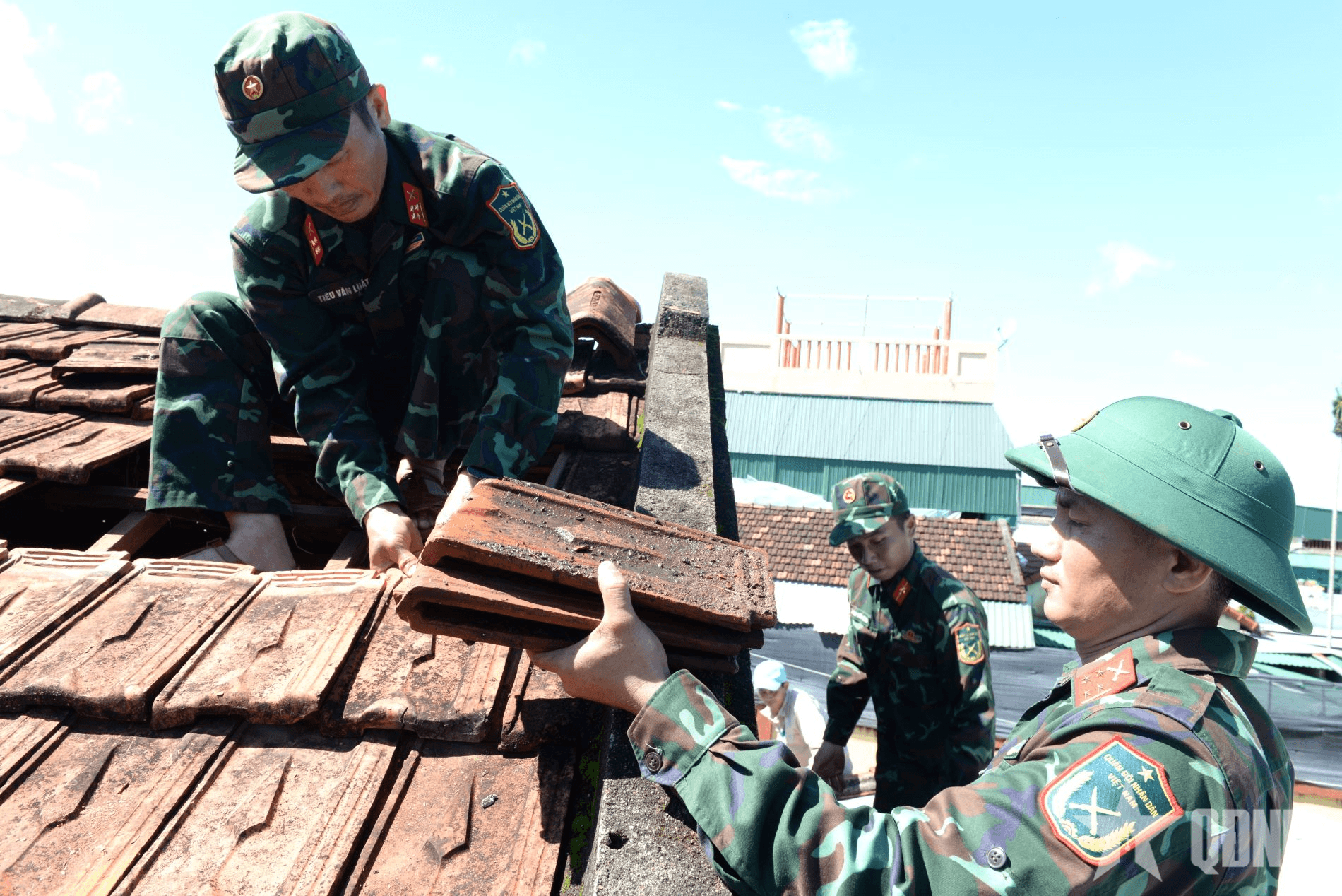 "Được bộ đội lợp lại mái nhà, dọn dẹp nhà cửa, vườn tược, tôi mừng lắm"