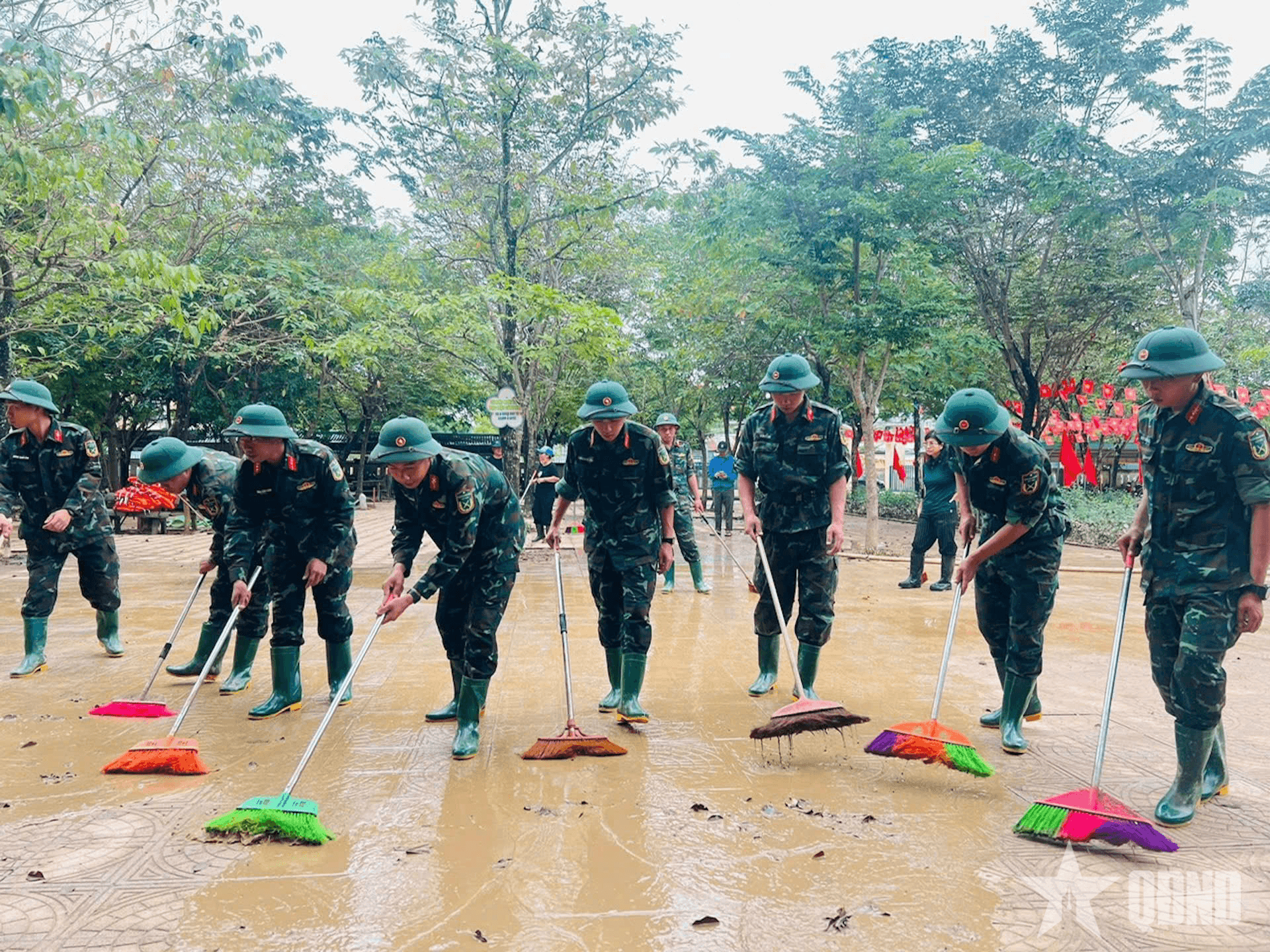 Trung đoàn 6 (Bộ CHQS TP Huế) khẩn trương dọn lũ, giúp dân sớm ổn định cuộc sống