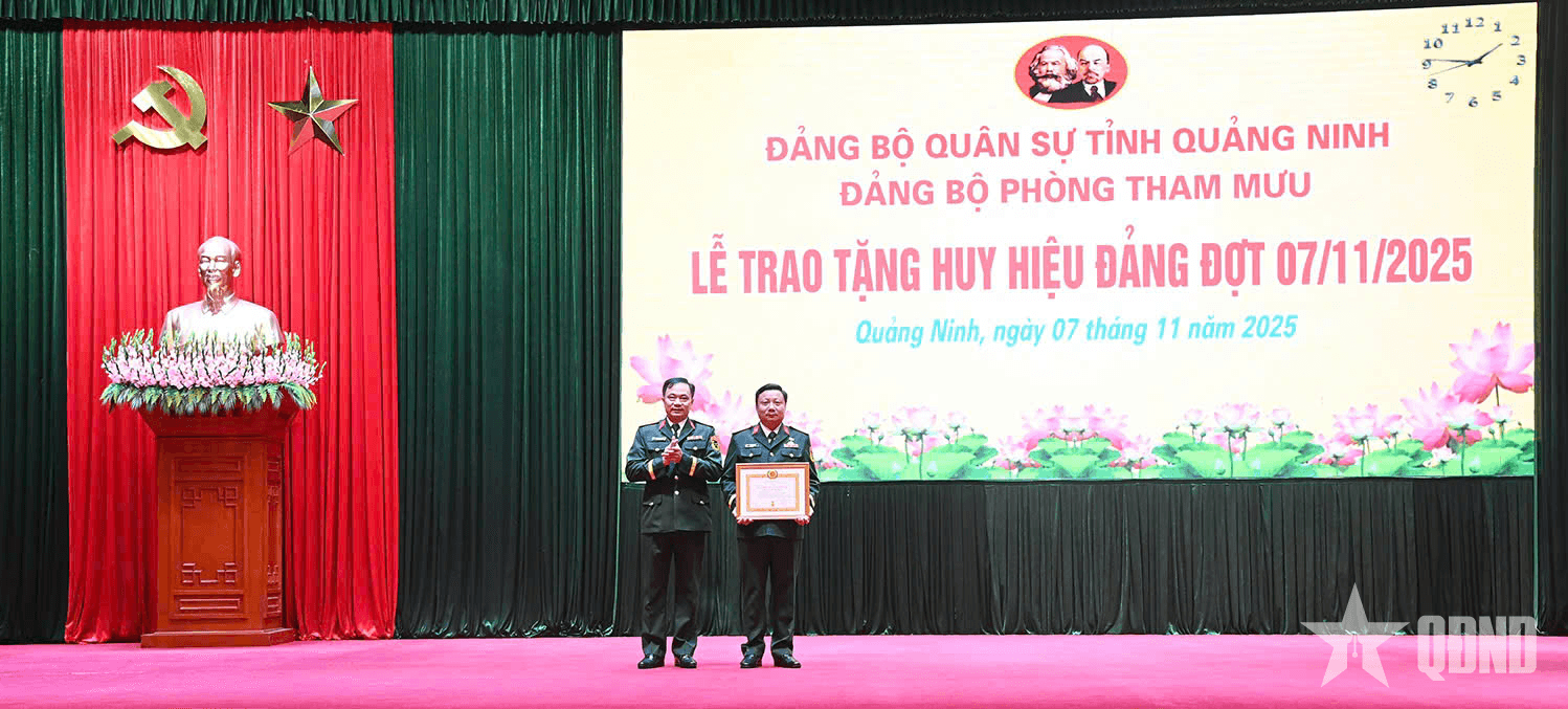 Đảng bộ Quân sự tỉnh Quảng Ninh: Trao tặng Huy hiệu 30 năm tuổi Đảng