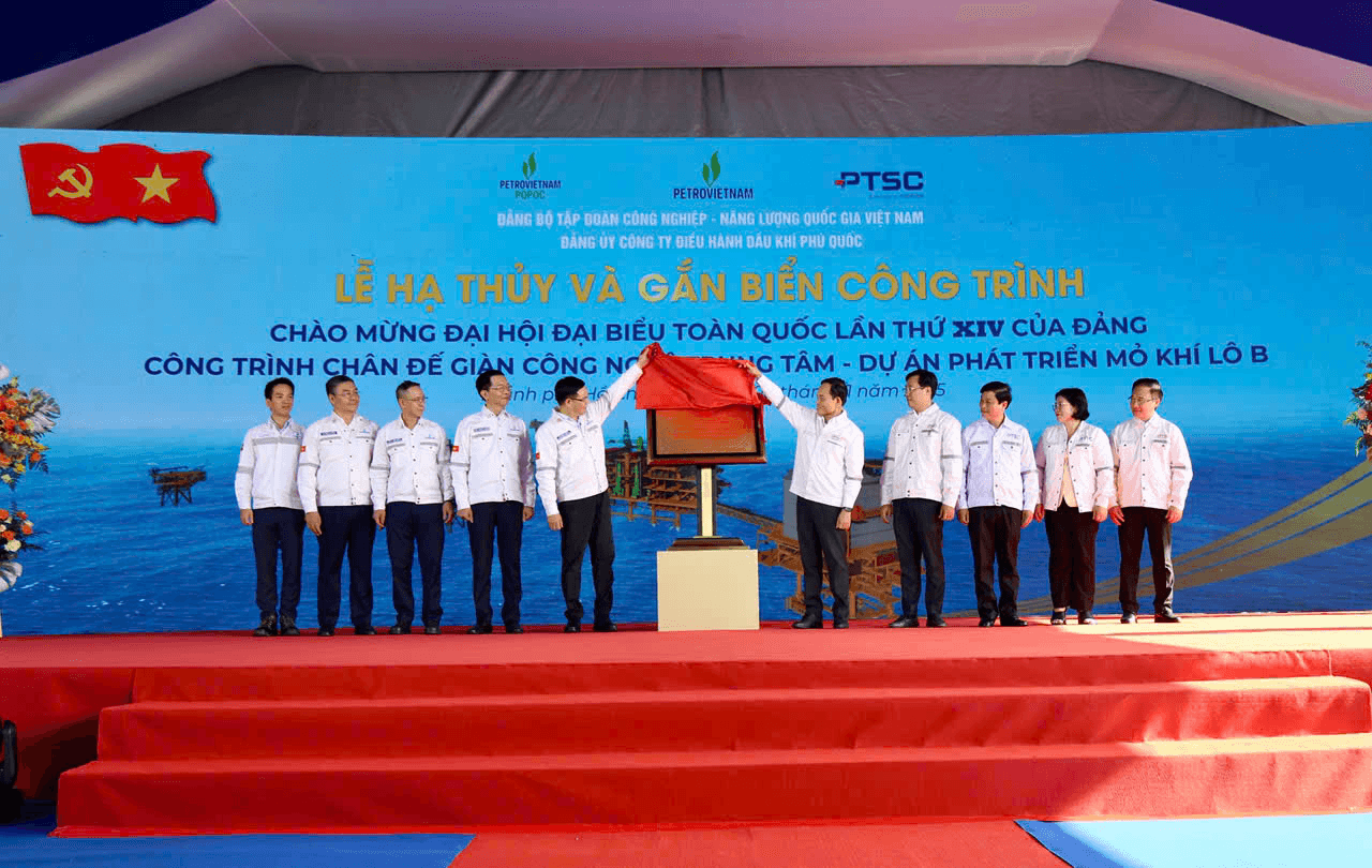 Gắn biển công trình chân đế giàn CPP Lô B chào mừng Đại hội Đảng toàn quốc lần thứ XIV
