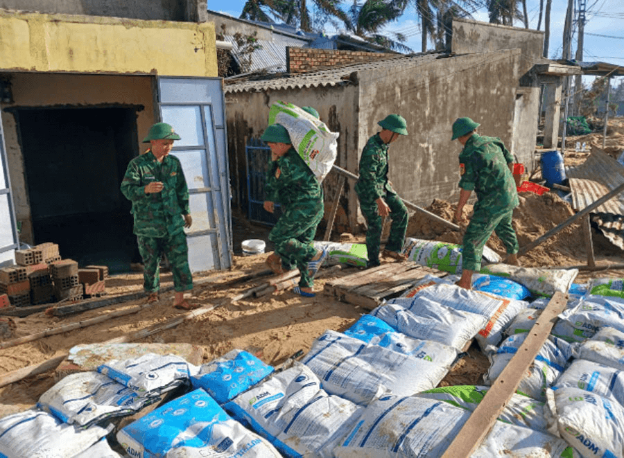 Dàn quân "đốc chiến" giúp dân