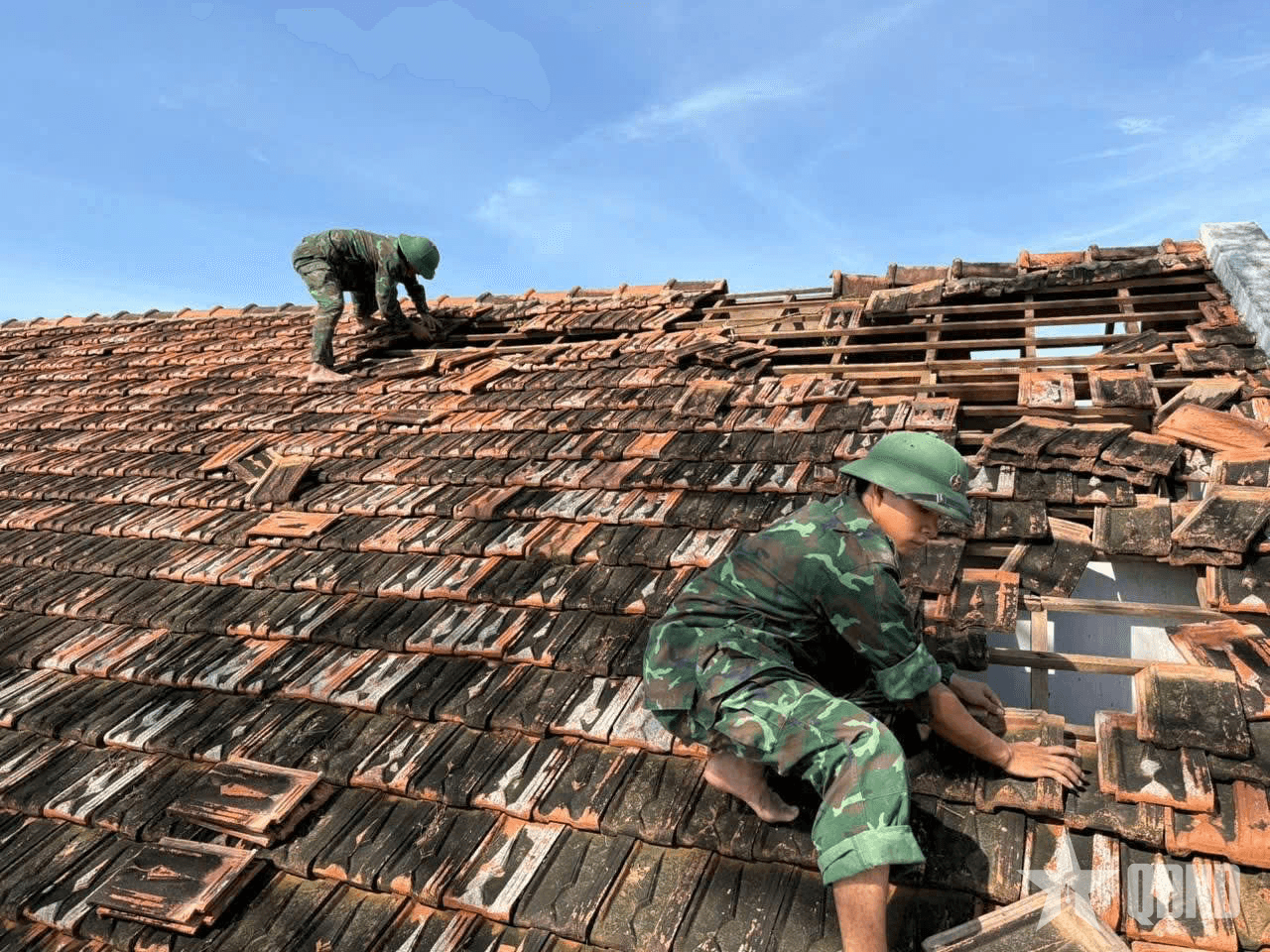 Bộ đội Sư đoàn 2 gắng sức giúp dân