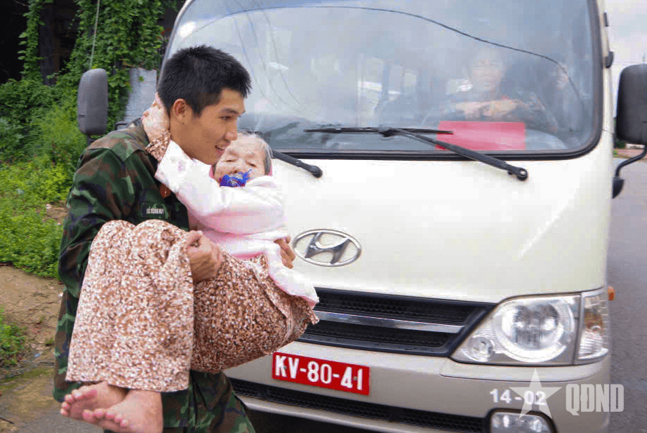 Sư đoàn 2 (Quân khu 5) điều động lực lượng giúp dân phòng, chống và khắc phục hậu quả bão số 13