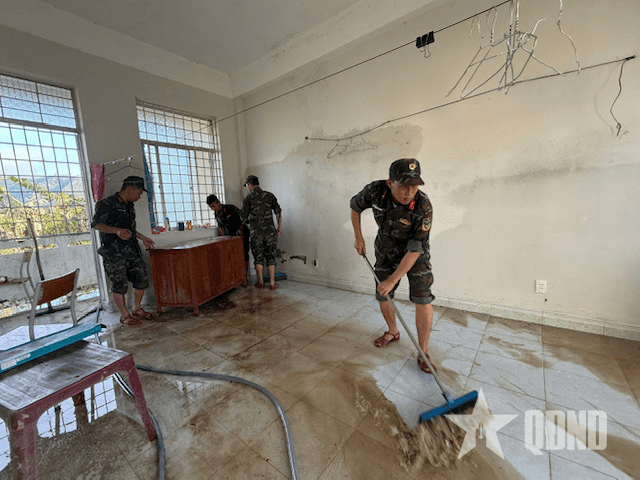 Bộ đội dồn sức khôi phục trường lớp sau bão ở Đắk Lắk