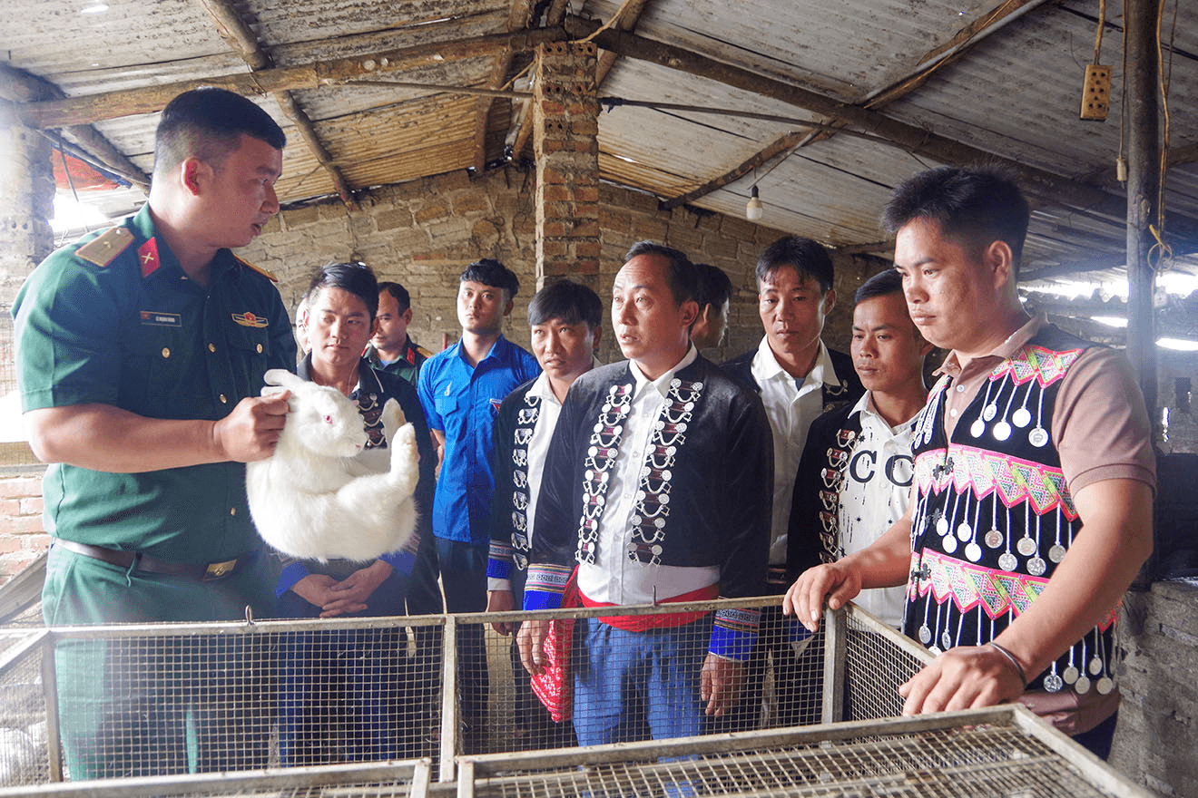 Giữ biên cương từ những việc làm thiết thực