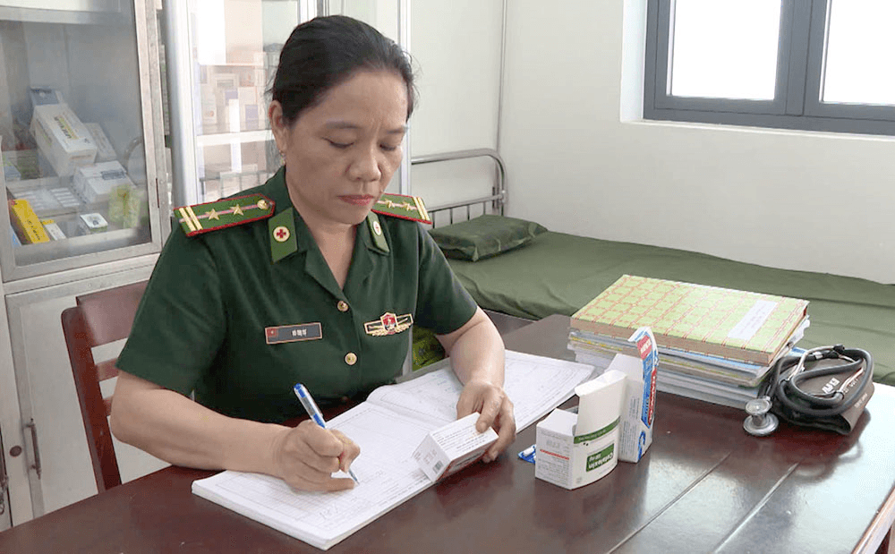 Nữ quân y tận tâm chữa bệnh cứu người