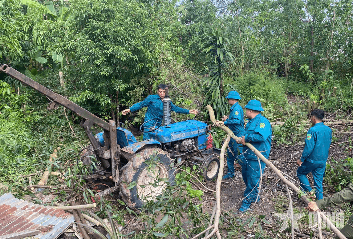 Tây Ninh: Ban chỉ huy Phòng thủ khu vực 3-Tân Ninh giúp dân khắc phục hậu quả dông lốc