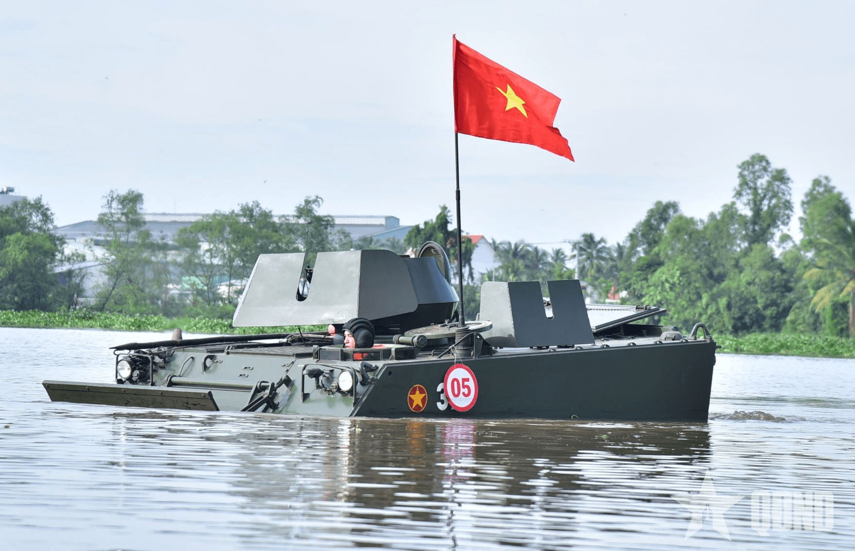 "Voi sắt" luyện bơi