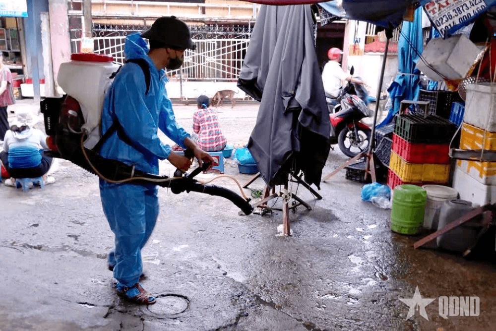 Bộ đội Biên phòng TP Huế hỗ trợ phòng, chống dịch bệnh sau mưa lũ
