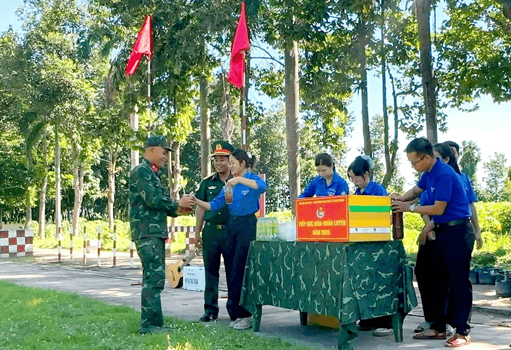 Đoàn viên tiếp sức mùa huấn luyện