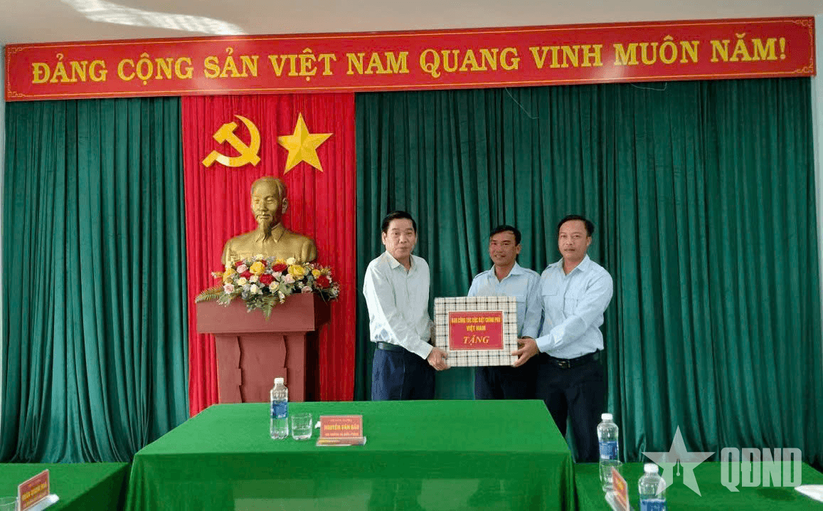 Thượng tướng Nguyễn Văn Gấu tặng quà, động viên Đội quy tập 584, Bộ CHQS tỉnh Quảng Trị