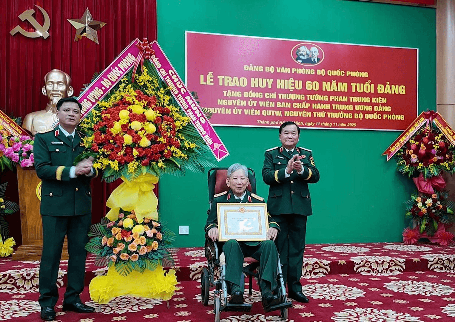 Trao Huy hiệu 60 năm tuổi Đảng tặng Thượng tướng Phan Trung Kiên