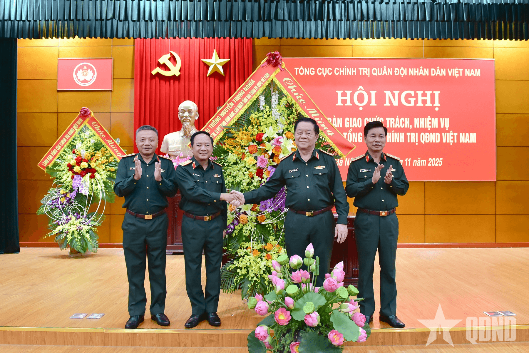 Đại tướng Nguyễn Trọng Nghĩa nhận bàn giao chức trách, nhiệm vụ Chủ nhiệm Tổng cục Chính trị Quân đội nhân dân Việt Nam