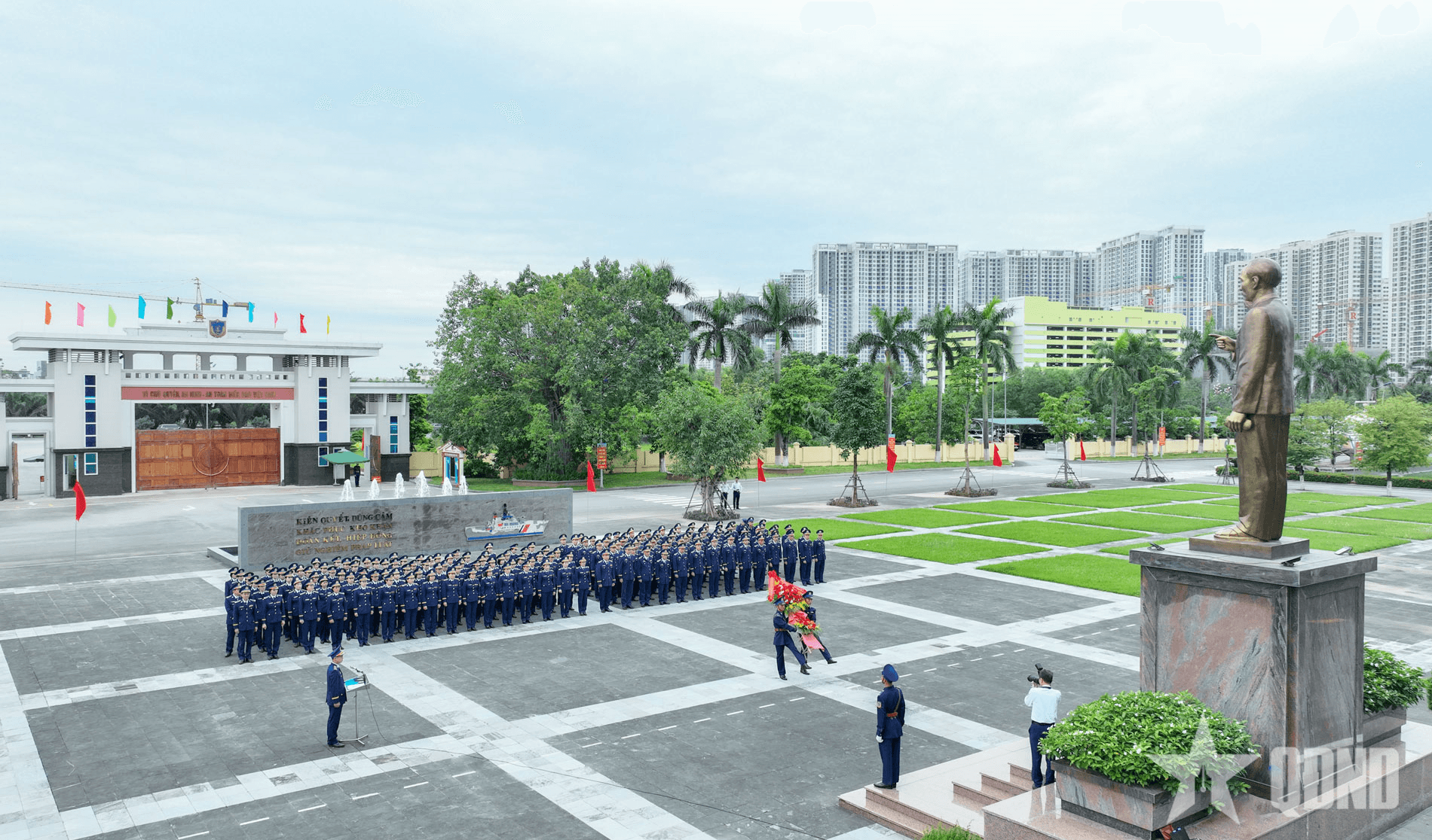 Đoàn đại biểu dự Hội nghị tổng kết các tổ chức quần chúng Cảnh sát biển Việt Nam dâng hương tưởng nhớ Chủ tịch Hồ Chí Minh