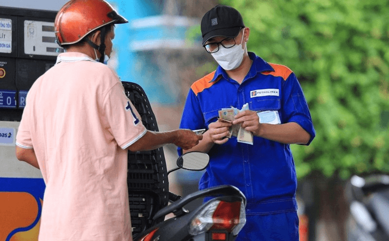 Từ chiều nay (13-11), giá xăng dầu đồng loạt tăng