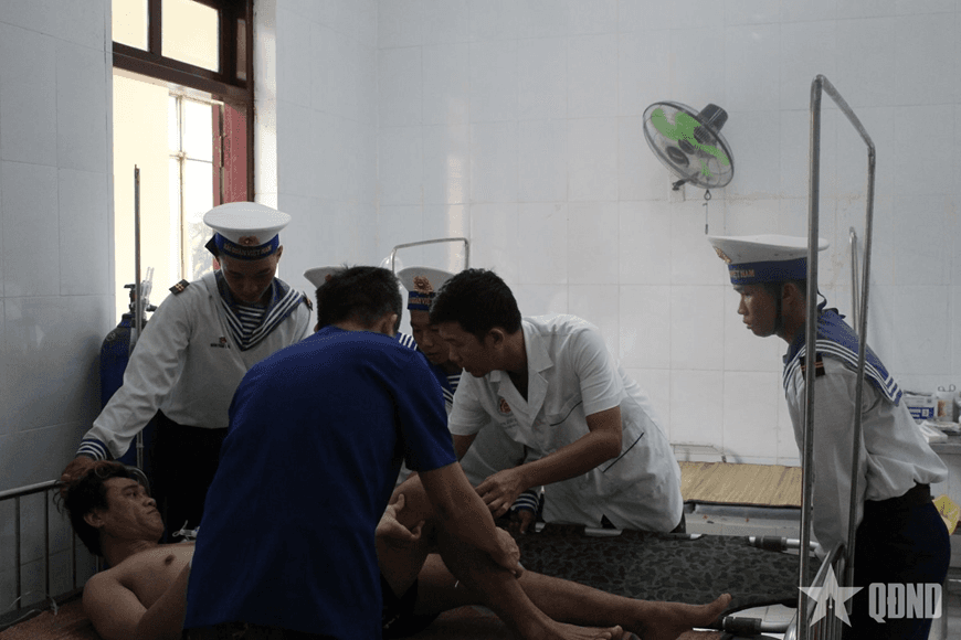 Bệnh xá đảo Song Tử Tây cấp cứu ngư dân bị giảm áp do lặn sâu
