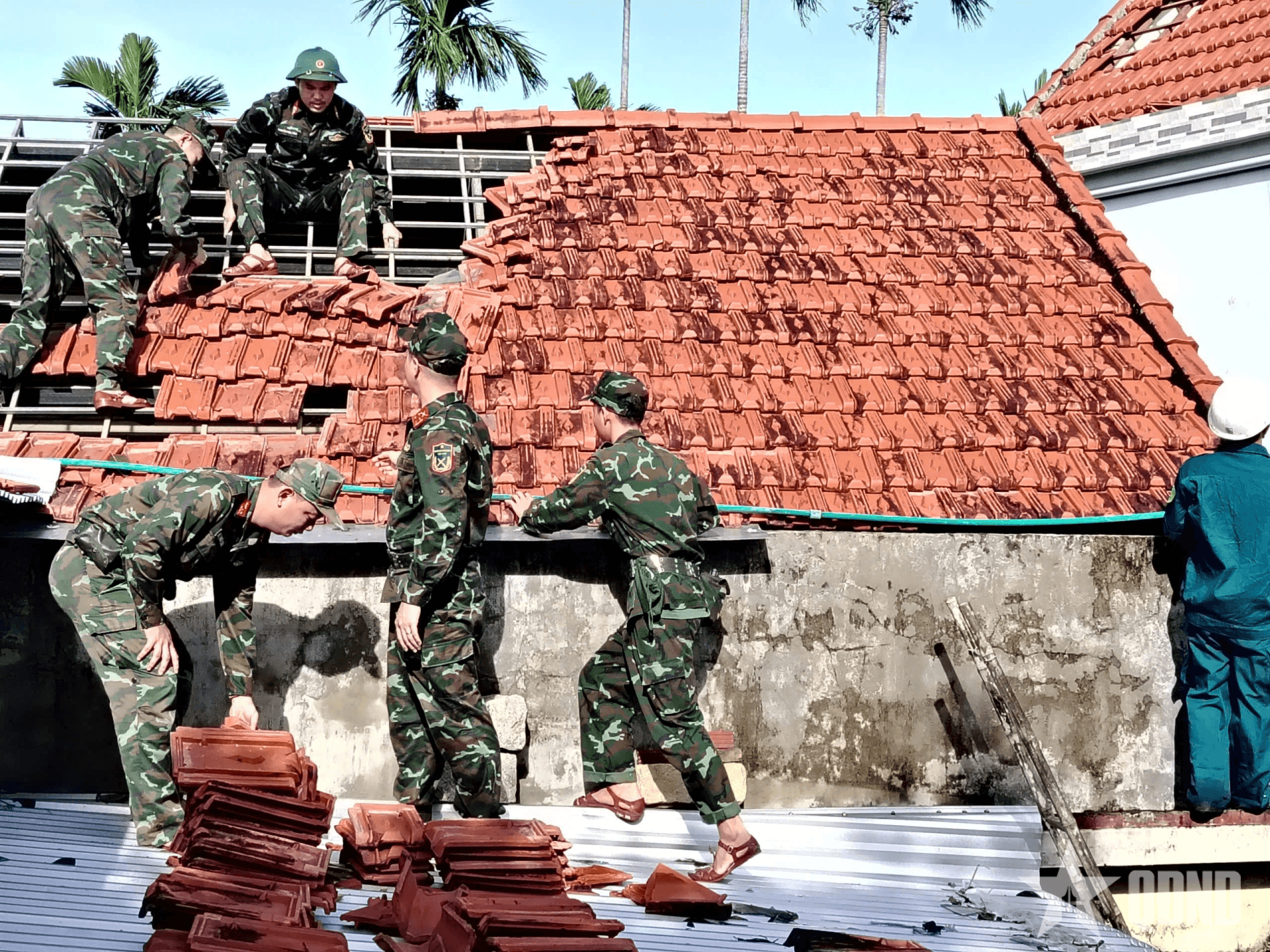 Quân đội tập trung khắc phục nhanh hậu quả thiên tai tại Trung Bộ