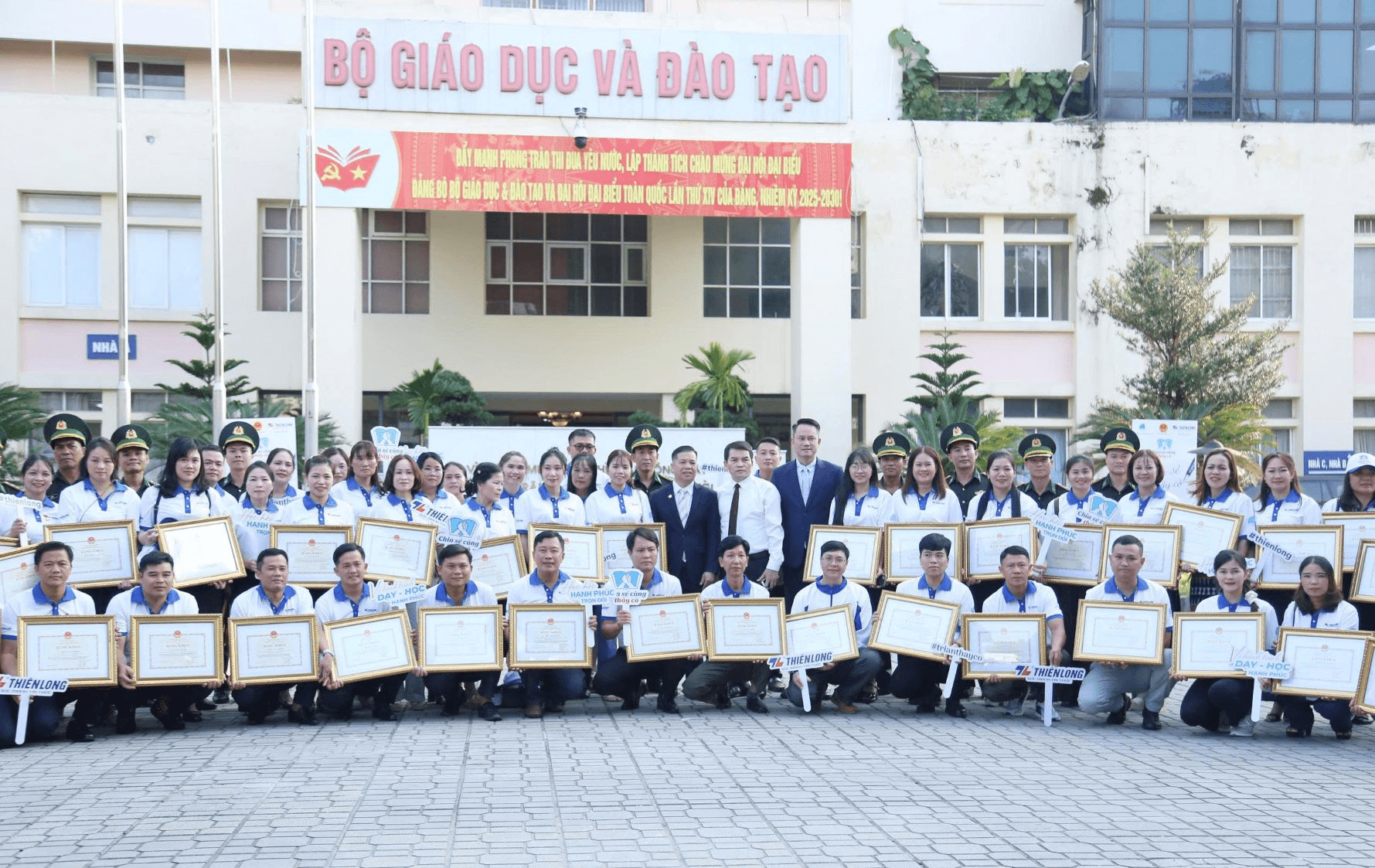 Gặp mặt 80 nhà giáo tiêu biểu dự chương trình “Chia sẻ cùng thầy cô” năm 2025