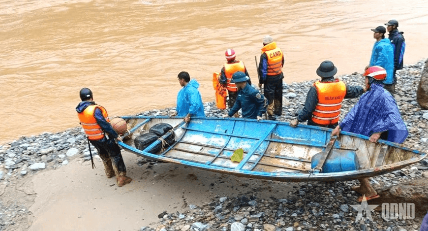 Ban Chỉ huy PTKV 2 - Thạnh Mỹ (Đà Nẵng) cứu sống 2 người dân giữa dòng nước xiết