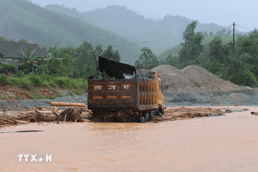 Huế: Mưa lớn khiến nhiều tuyến đường vùng núi bị ngập và sạt lở