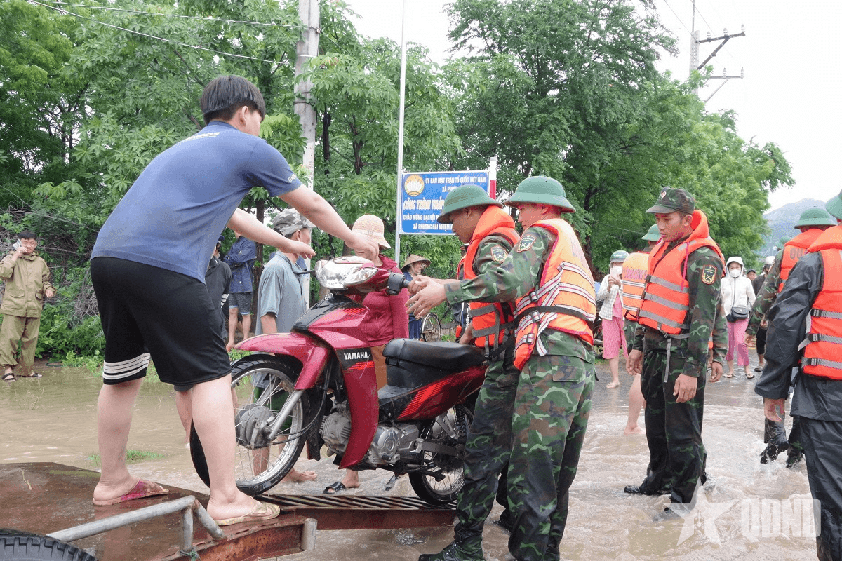 Lực lượng vũ trang xung kích giúp dân
