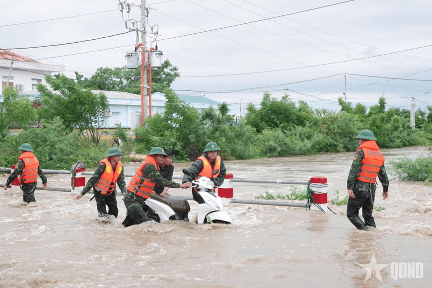 Đặc công nước giúp dân vượt các đoạn ngập sâu