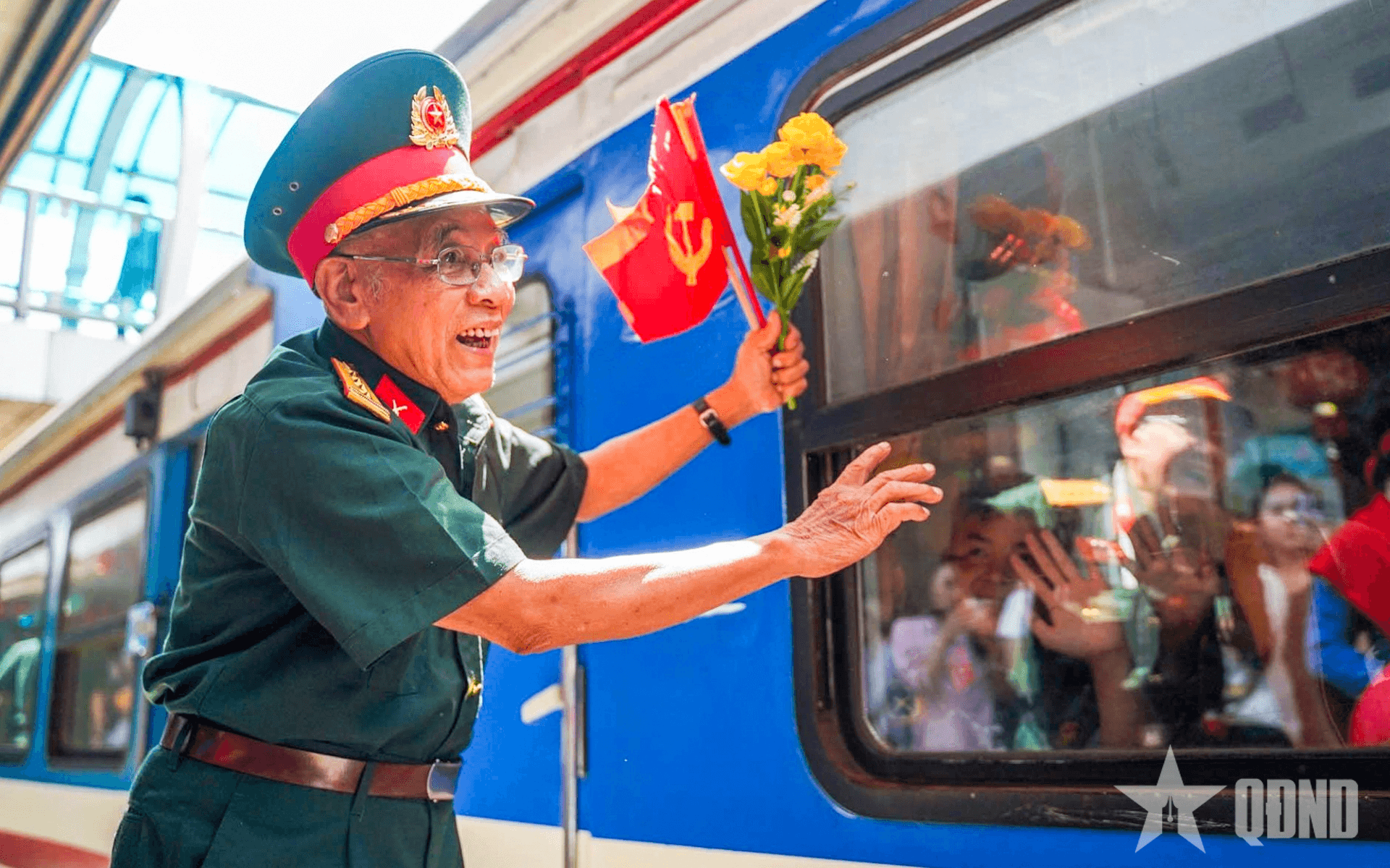Nơi sân ga, tình quân dân được nối tiếp dài qua cái vẫy tay tiễn quân của cựu chiến binh