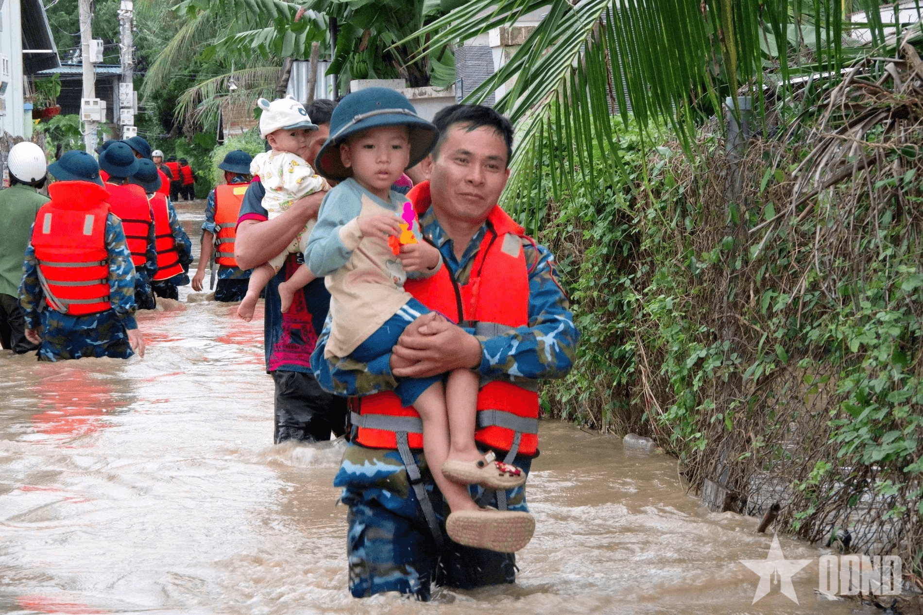 Khánh Hòa: Bộ đội dầm mình trong nước lũ đưa người dân đến nơi an toàn