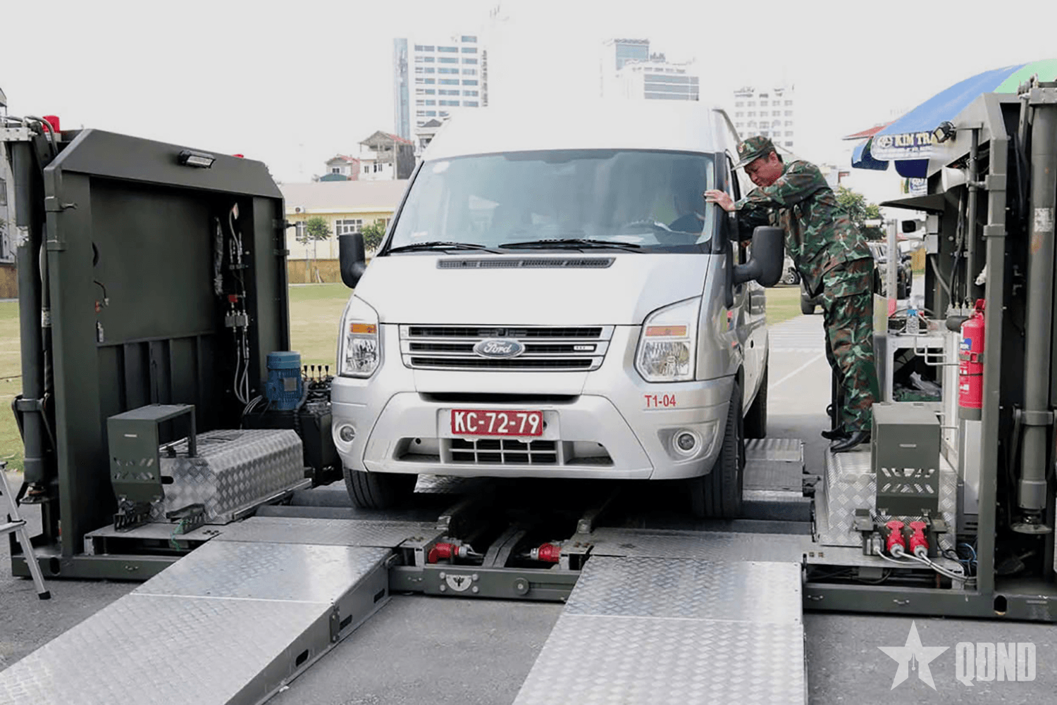 Bộ CHQS tỉnh Quảng Ninh phối hợp kiểm định xe ô tô quân sự