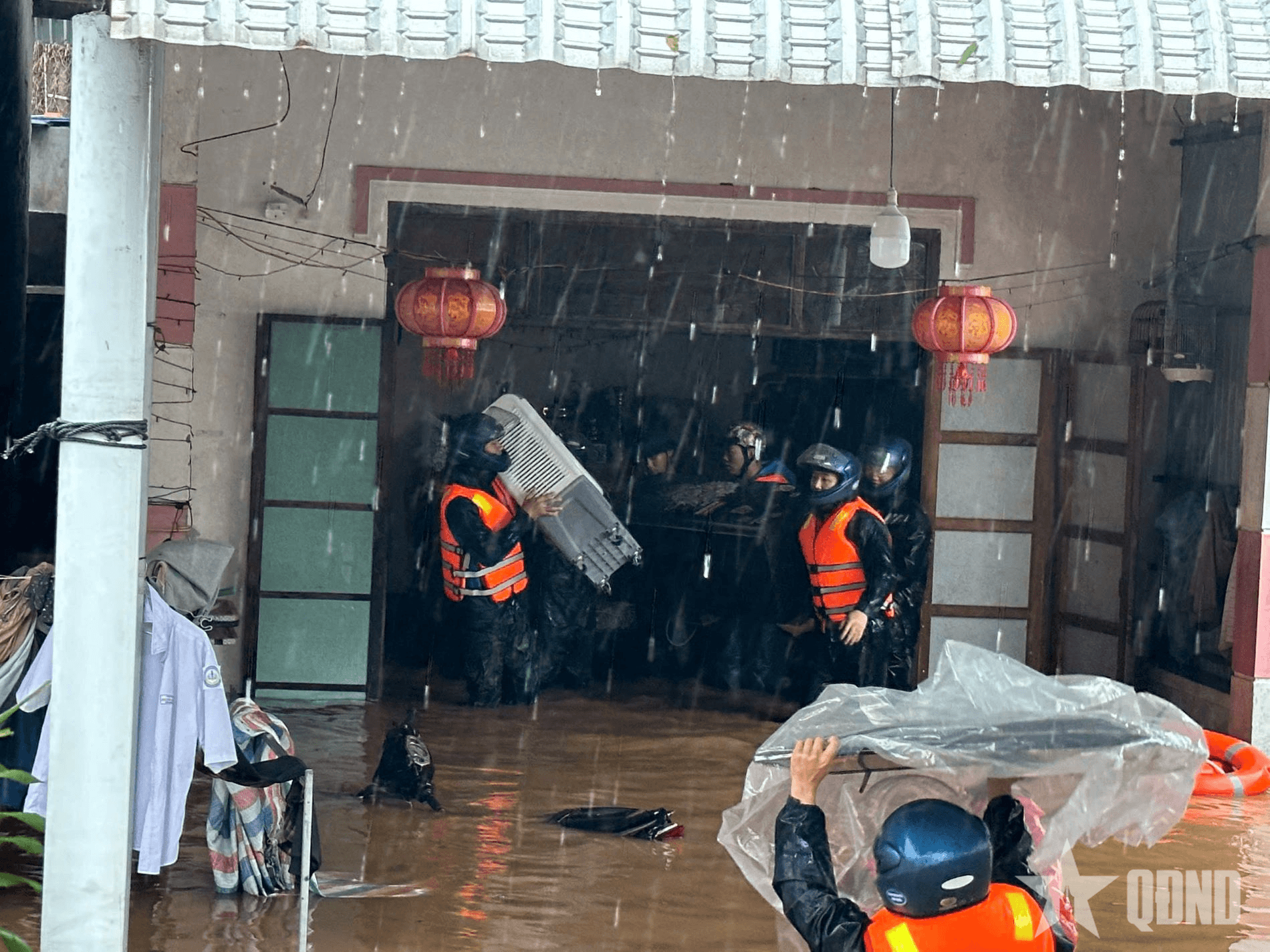 Đồn Biên phòng Xuân Đài kịp thời ứng cứu người dân vùng ngập lụt