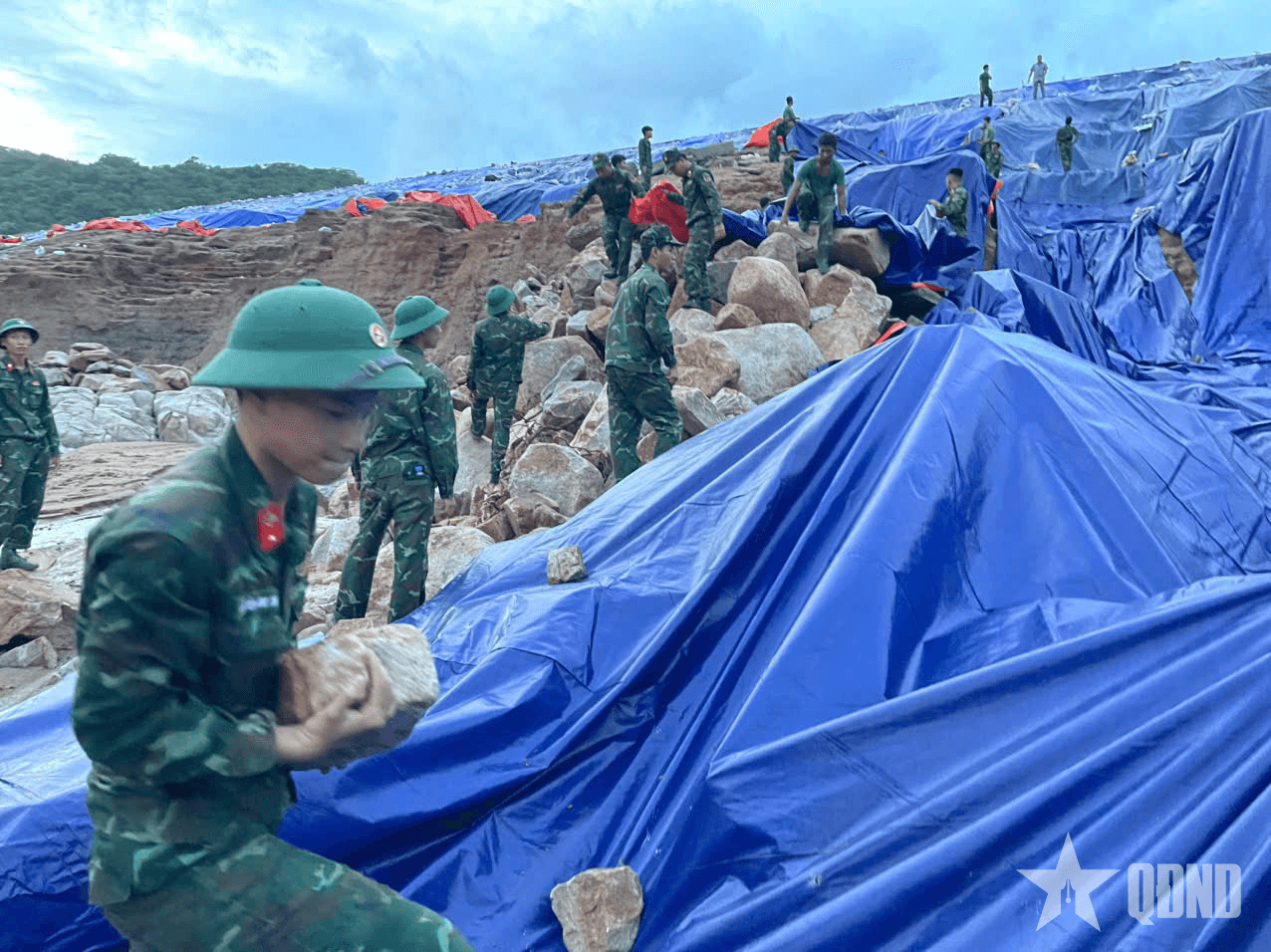 Lữ đoàn Đặc công nước 5 huy động lực lượng gia cố đập