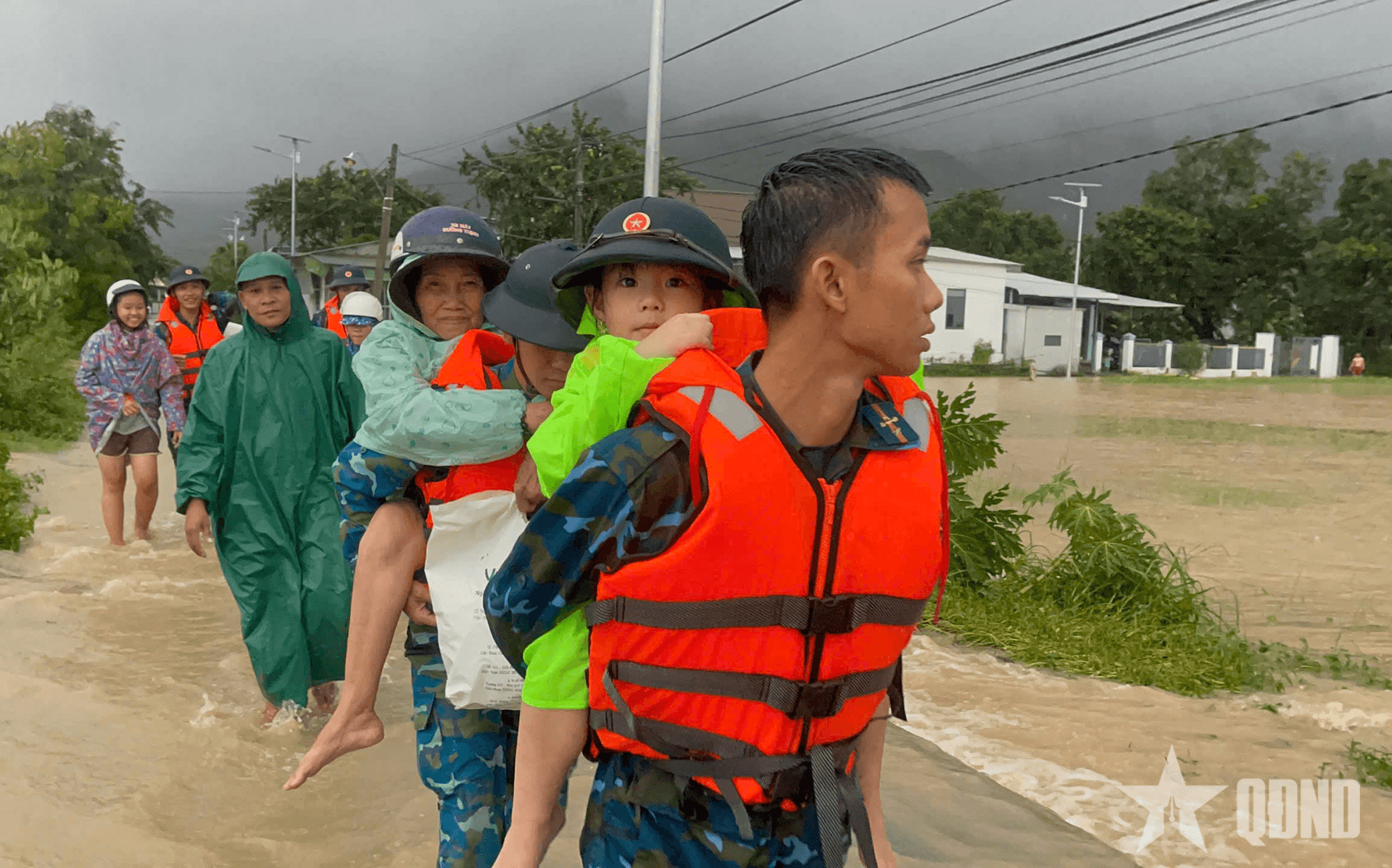 Các đơn vị Quân đội tập trung ứng phó lũ đặc biệt lớn