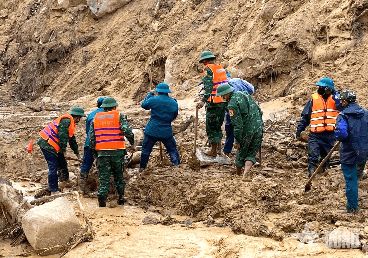 Bộ đội Biên phòng “dốc sức” tìm kiếm nạn nhân mất tích