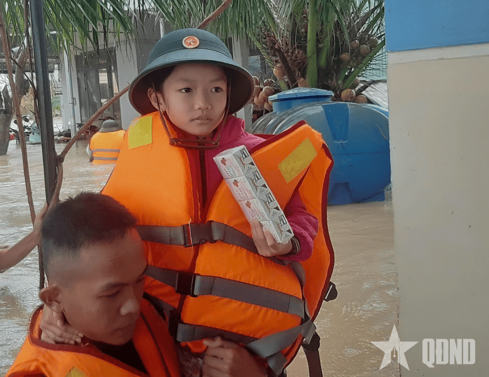 Sư đoàn 31 (Quân đoàn 34) giúp dân vượt lũ dữ
