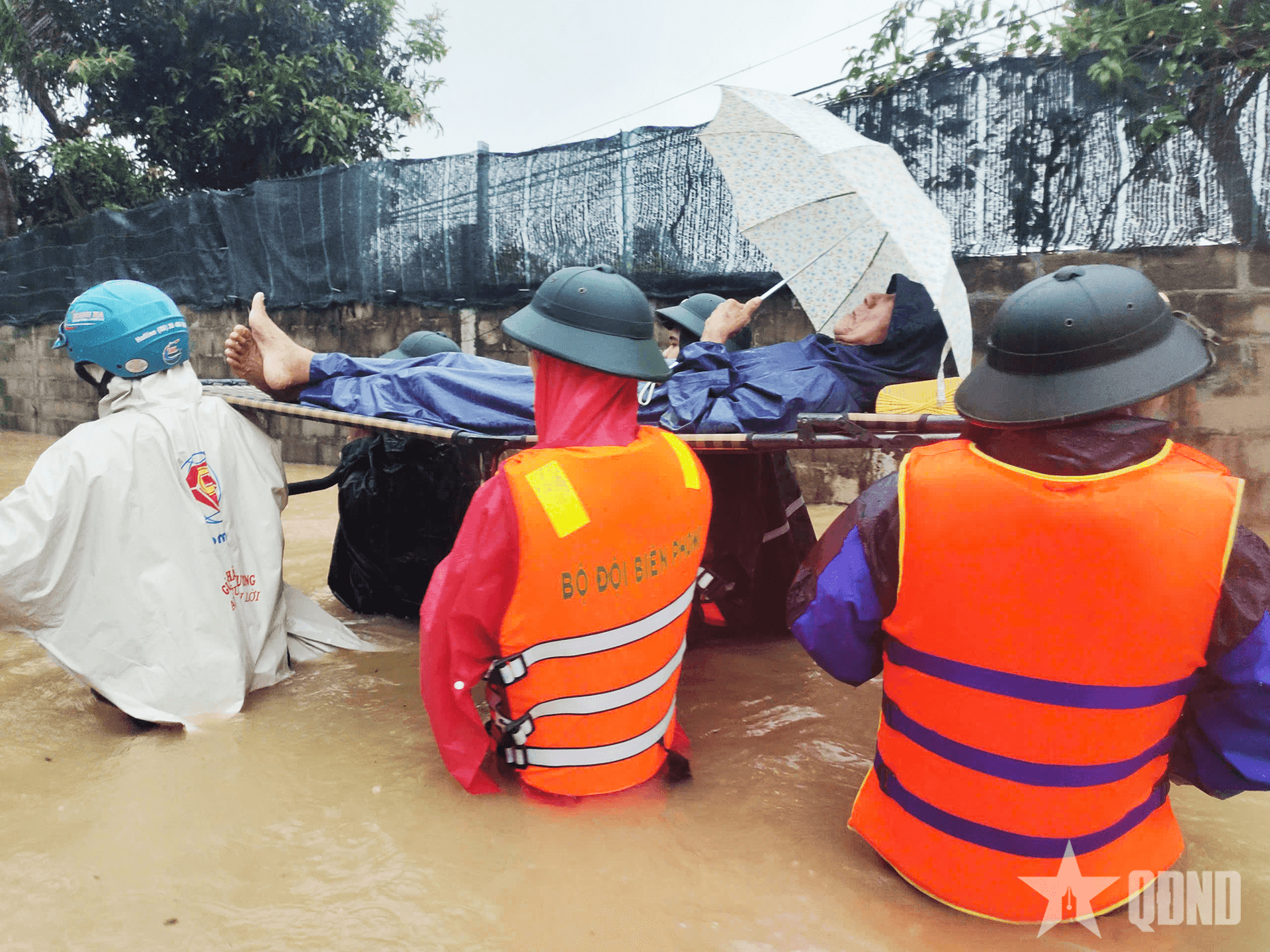 Bộ đội Biên phòng tỉnh Gia Lai vào tâm lũ đưa người dân đến nơi an toàn