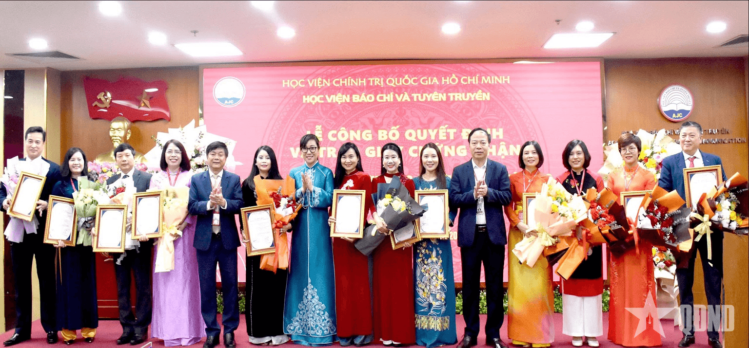 Trao giấy chứng nhận đạt tiêu chuẩn kiểm định chất lượng giáo dục cho 12 chương trình đào tạo