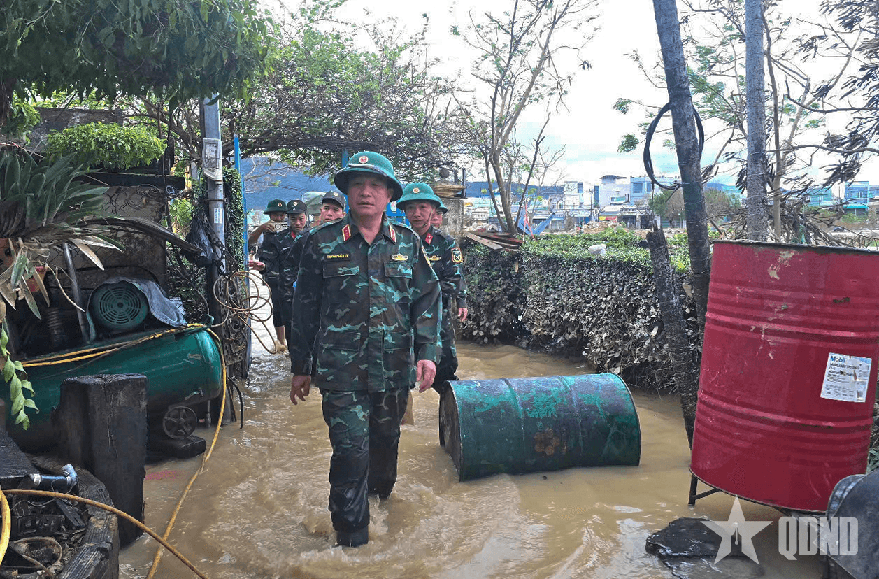 Thượng tướng Trương Thiên Tô thăm, tặng quà nhân dân vùng lũ tỉnh Gia Lai