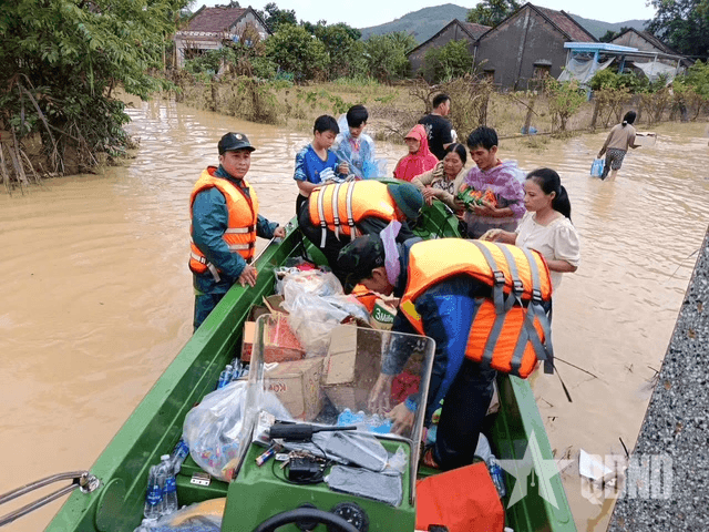 Đắk Lắk: Thắm tình quân dân trong lũ dữ