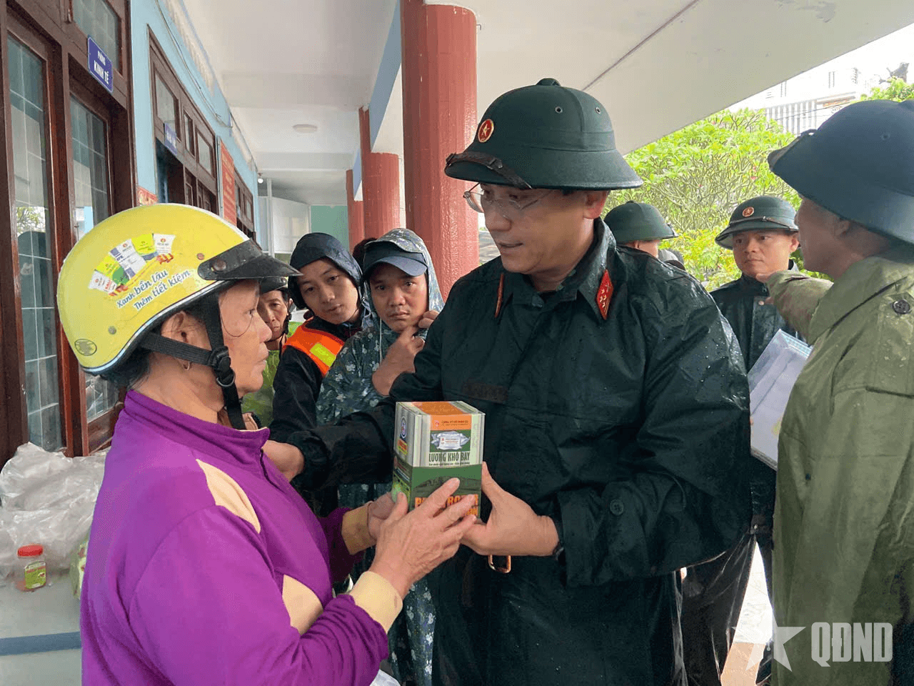 Phó tư lệnh kiêm Tham mưu trưởng Quân khu 5 chỉ đạo lực lượng hỗ trợ vùng lũ Đắk Lắk