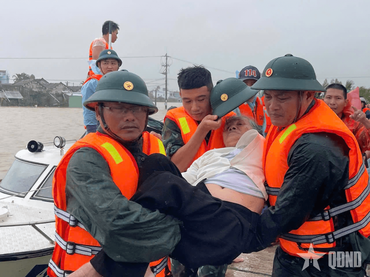 Bộ đội dầm mưa cứu hộ bà con vùng lũ Đắk Lắk