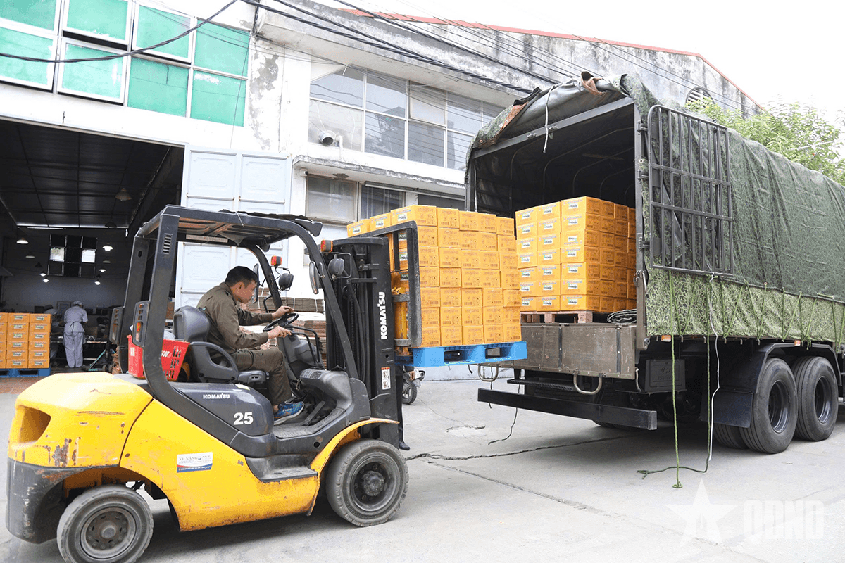 Lữ đoàn 971 (Cục Xe máy-Vận tải) vận chuyển nhu yếu phẩm tới vùng lũ miền Trung