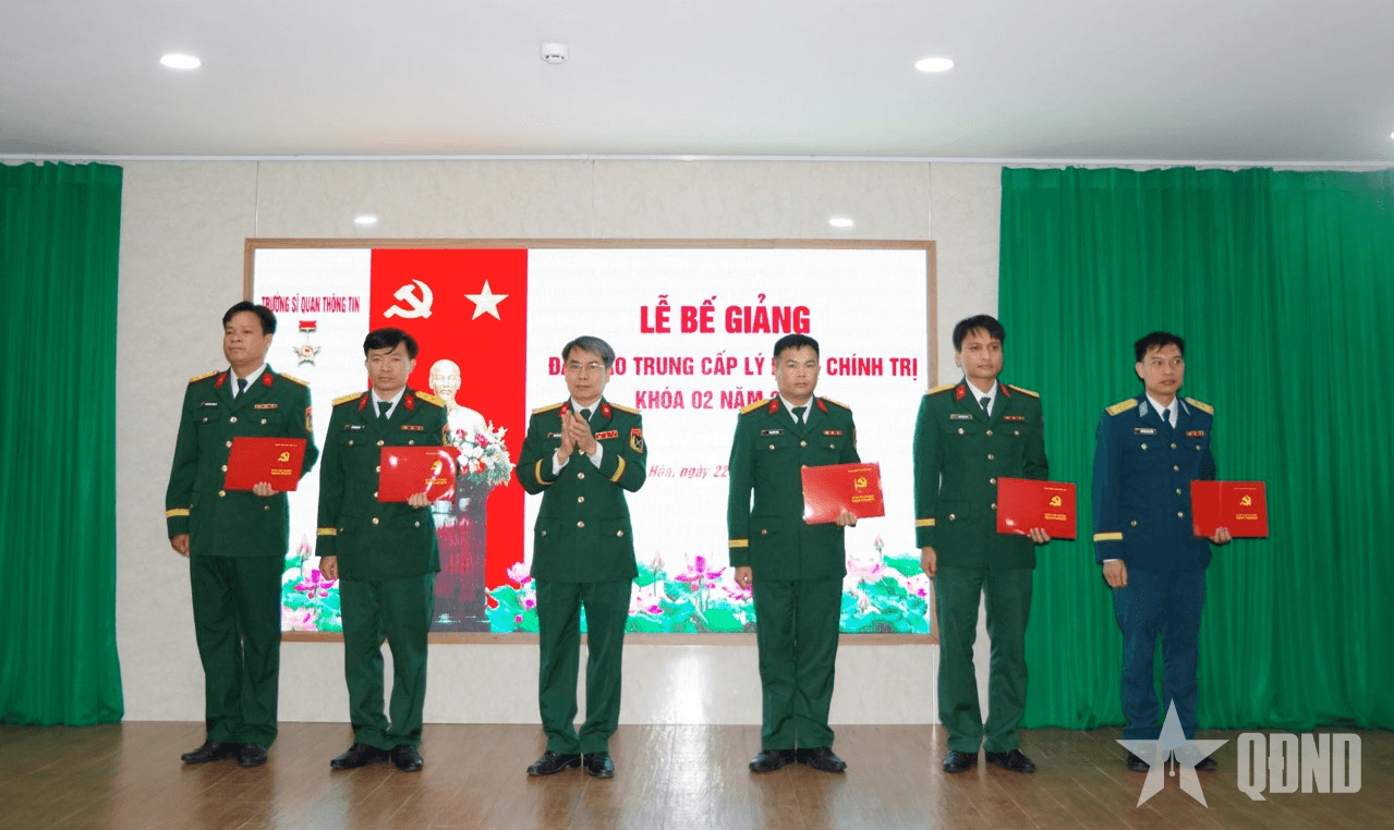 Trường Sĩ quan Thông tin bế giảng cho học viên đào tạo Trung cấp lý luận chính trị khóa 2