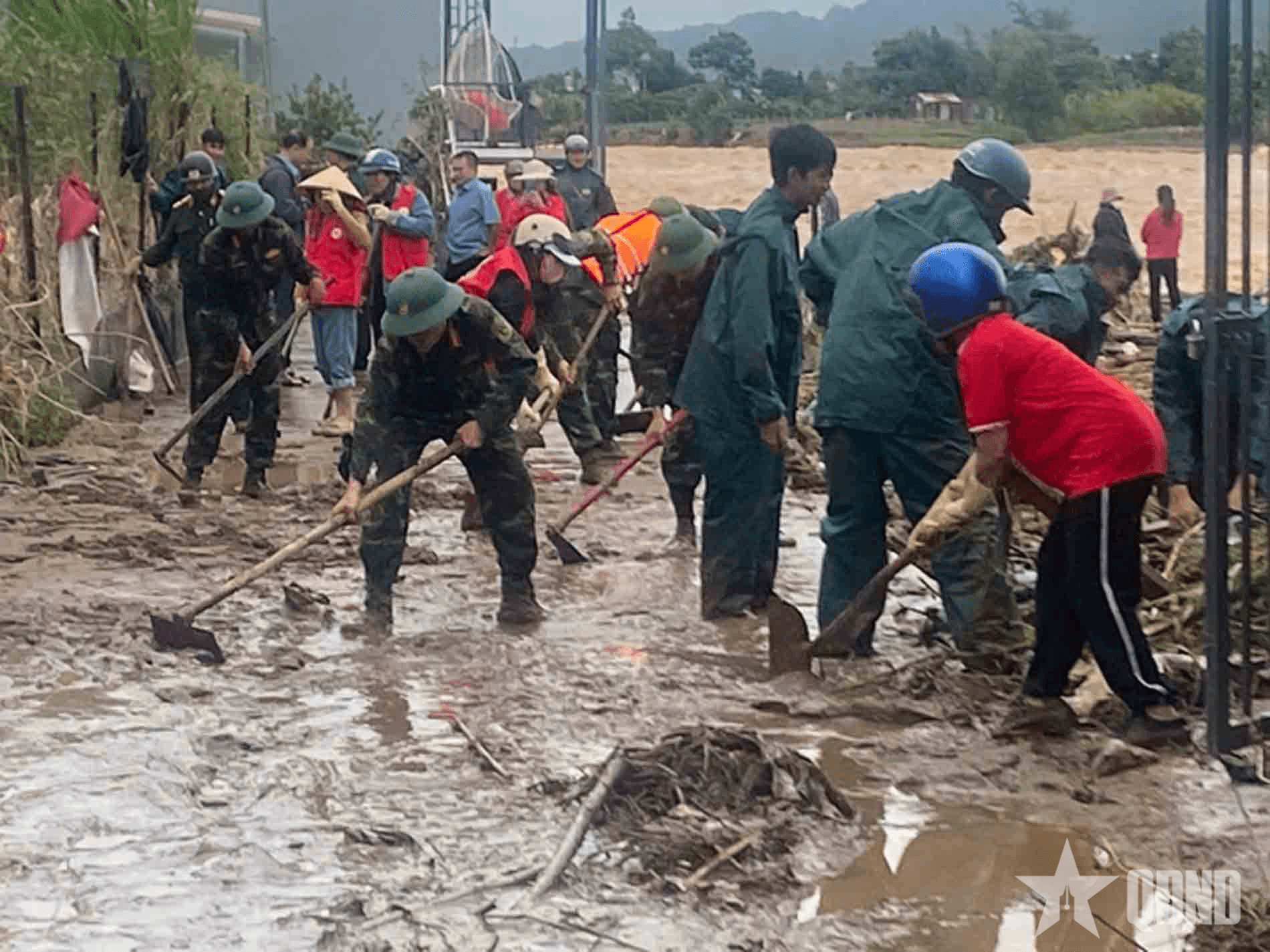 Sư đoàn 302 (Quân khu 7): Cơ động trong đêm, cùng dân vượt lũ