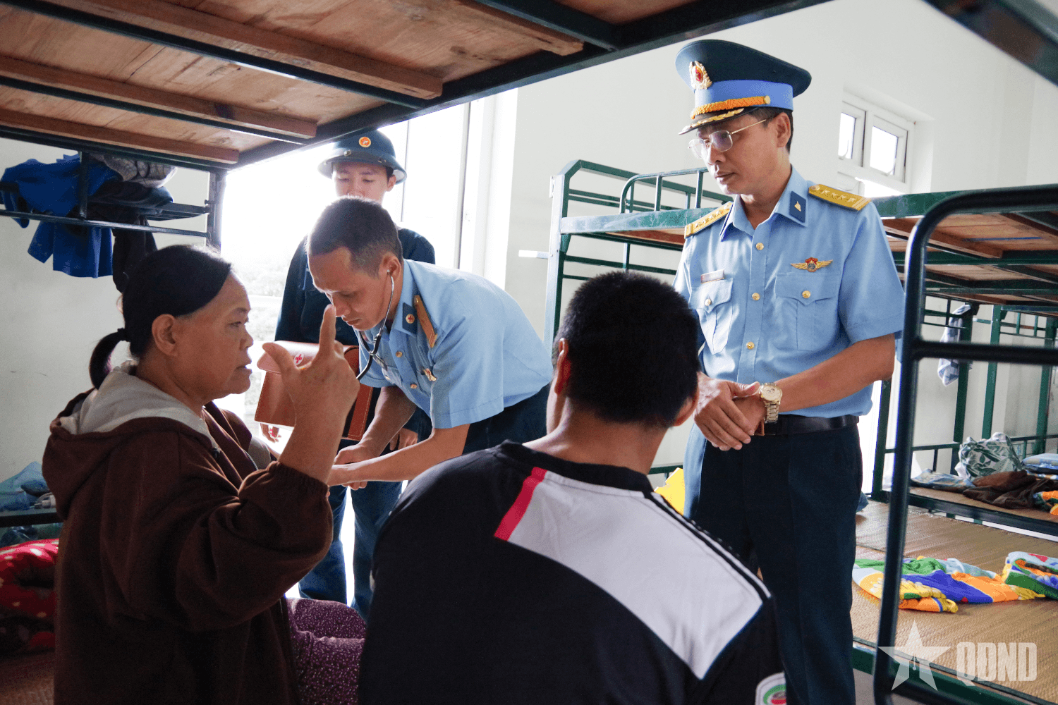 Sư đoàn 377 đón người dân về doanh trại để tránh lũ
