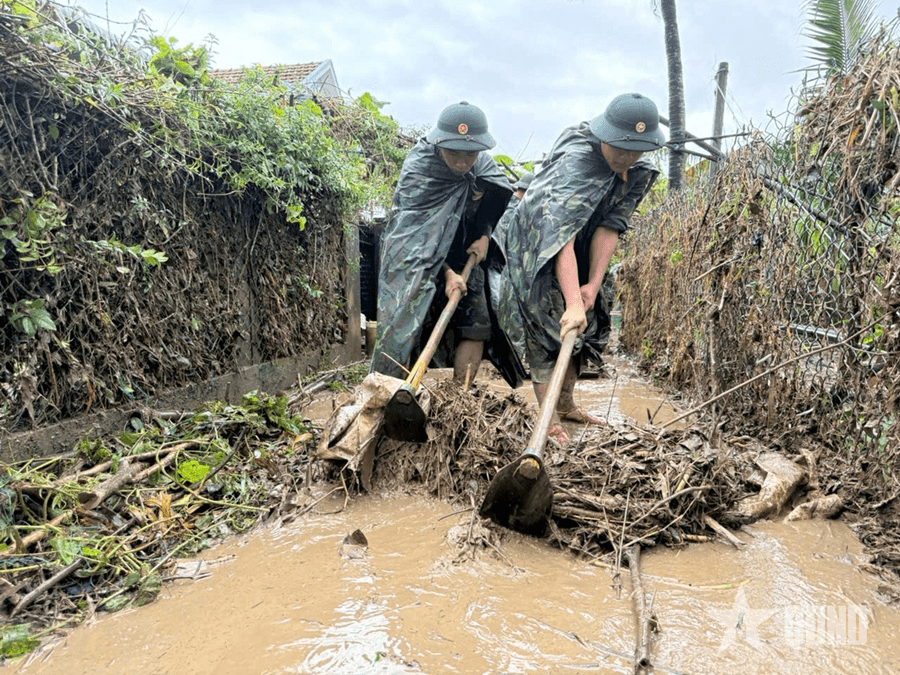 Dốc sức giúp dân nơi rốn lũ