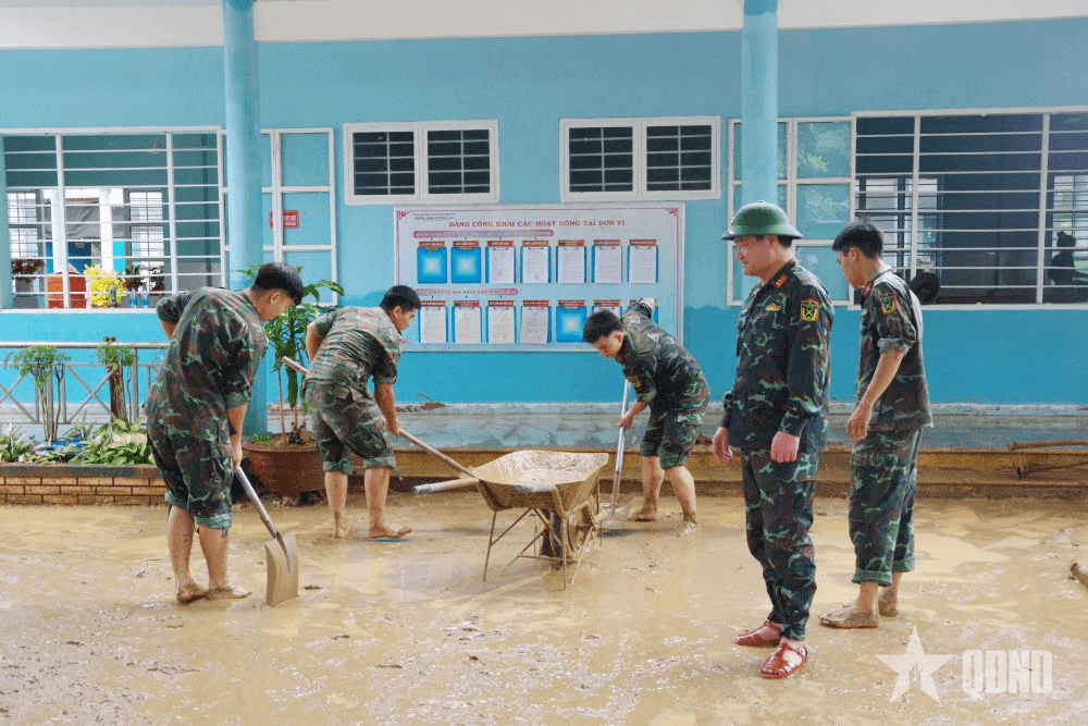 200 cán bộ, học viên Trường Sĩ quan Thông tin giúp dân dọn dẹp sau lũ