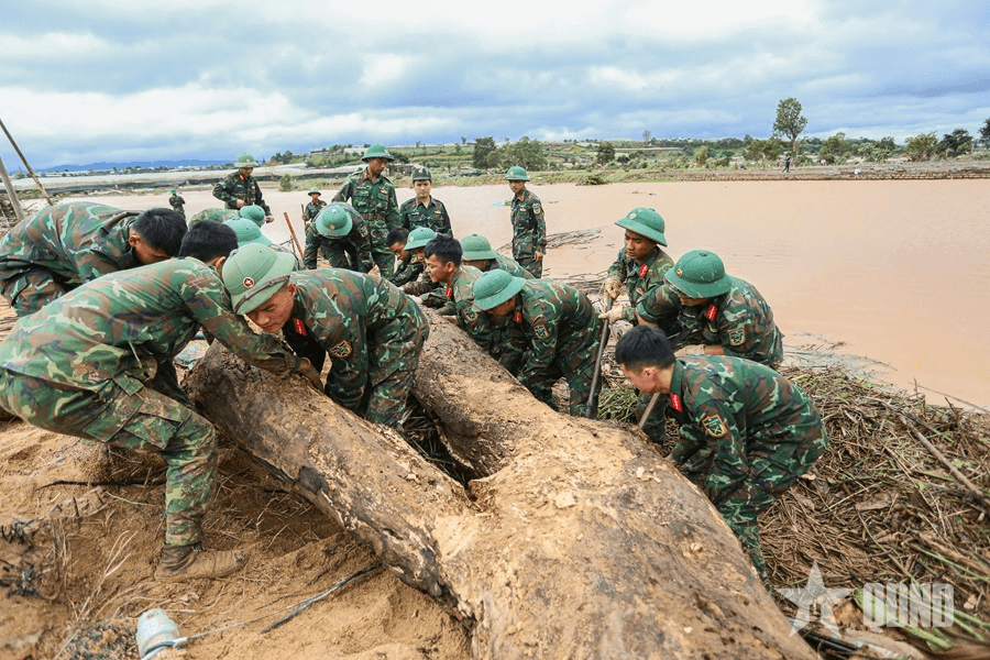 Chung tay hồi sinh D’Ran sau lũ: "Nhân dân chưa ổn định cuộc sống, bộ đội chưa về đơn vị"