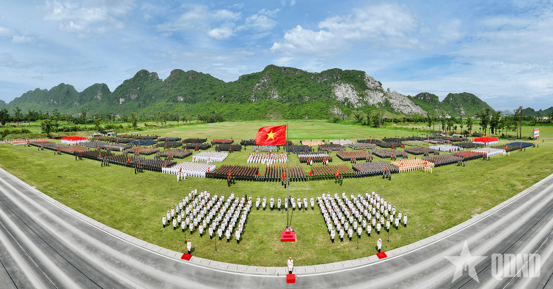 Trùng trùng hàng quân dưới cờ Tổ quốc