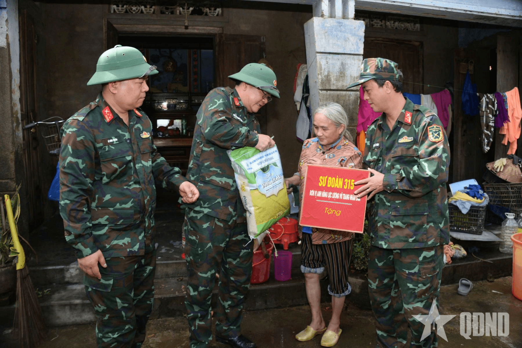 Sư đoàn 315 chia sẻ những khó khăn, mất mát với bà con sau lũ